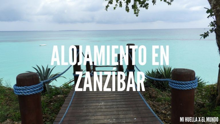 ESCALERAS DE BAJADA A LA PLAYA EN ZANZIBAR