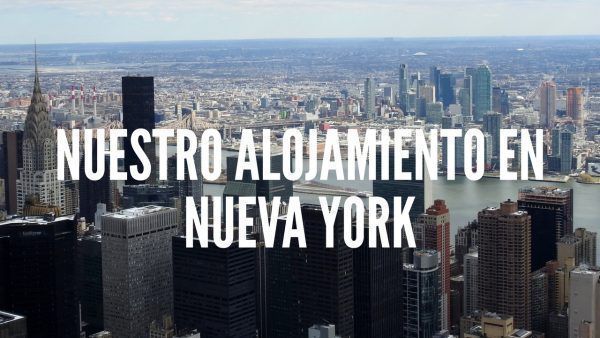 PORTADA DE ALOJAMIENTO EN NUEVA YORK CON RASCACIELOS DE FONDO