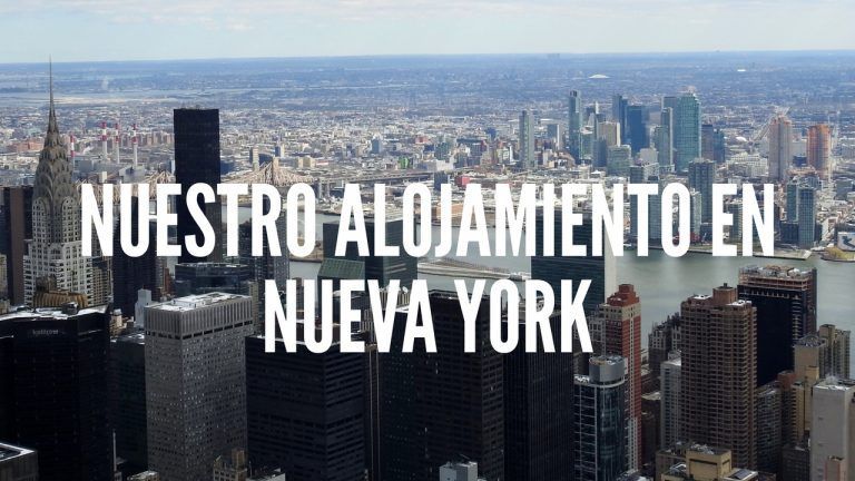 PORTADA DE ALOJAMIENTO EN NUEVA YORK CON RASCACIELOS DE FONDO