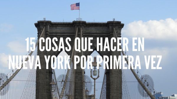 PUENTE DE BROOKLYN EN EL FONDO CON LA BANDERA DE USA EN MEDIO DEL PUENTE. LA FOTO INCLUYE EL TÍTULO DEL BLOG EN LETRAS BLANCAS