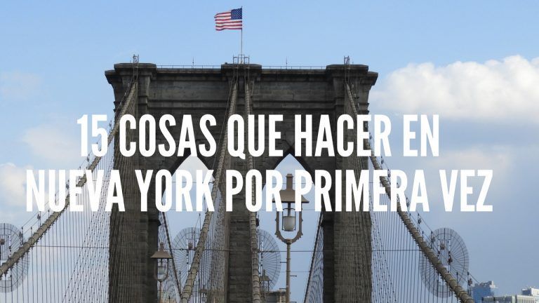PUENTE DE BROOKLYN EN EL FONDO CON LA BANDERA DE USA EN MEDIO DEL PUENTE. LA FOTO INCLUYE EL TÍTULO DEL BLOG EN LETRAS BLANCAS