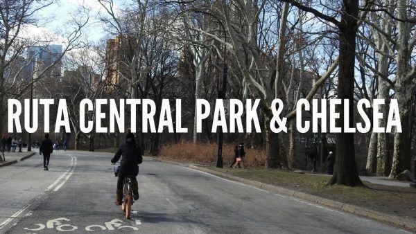 Título del post: Central Park y Chelsea con foto mía de fondo yendo en bici por Central Park. De fondo salen los edificios de la ciudad y árboles sin hojas a los lados.