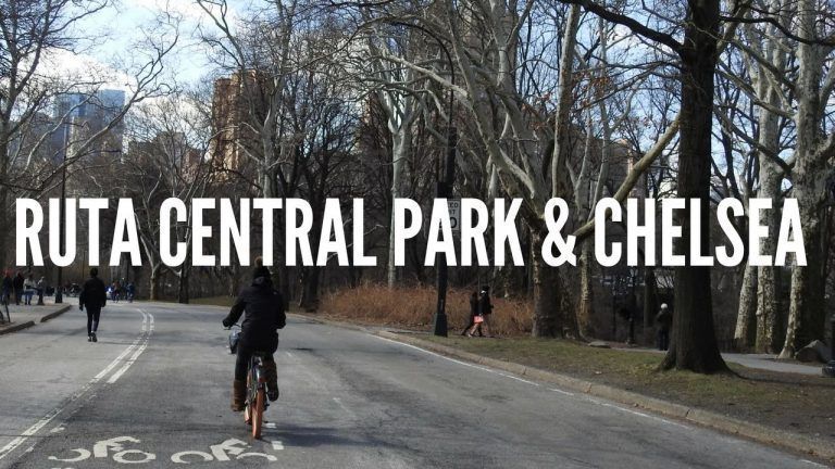 Título del post: Central Park y Chelsea con foto mía de fondo yendo en bici por Central Park. De fondo salen los edificios de la ciudad y árboles sin hojas a los lados.