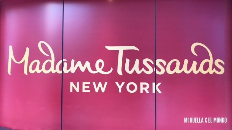 cártel de entrada de MADAME TUSSAUDS NEW YORK con fondo rosa. Se utiliza para la portada del post