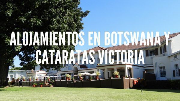 de fondo sale el hotel victoria falls, con su estructura blanca de aire colonial y sale el texto: alojamientos en botswana y cataratas victoria