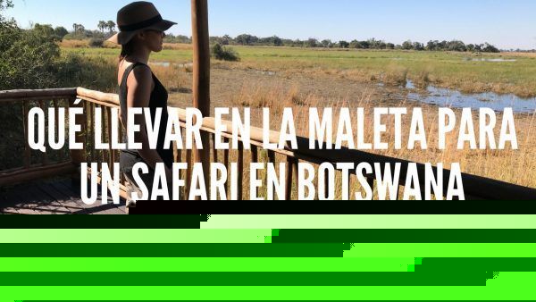 portada con el texto qué llevar en la maleta para un safari. Salgo yo de lado, mirando al paisaje desde la tienda con pantalón marrón camiseta negra de tirantes y sombrero marrón de safari.
