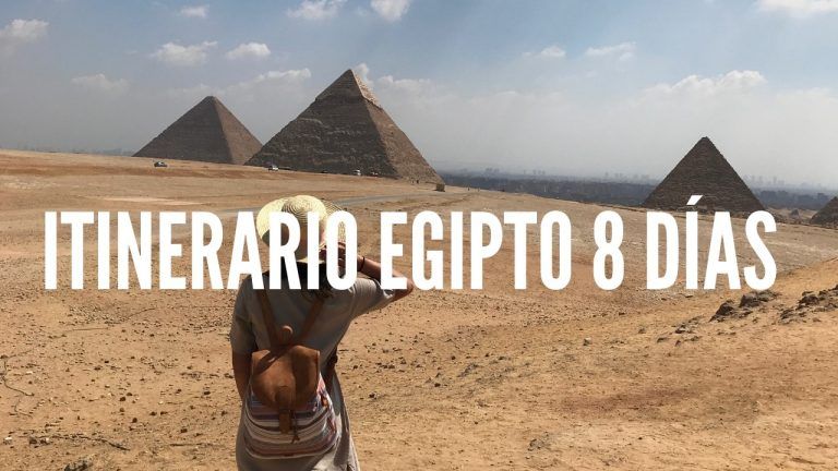 TITULO DE LA ENTRADA DEL BLOG EN LETRAS BLANCAS. DE FONDO SE VEN LAS TRES PIRAMIDES DE GIZA Y YO DE ESPALDAS SUJETÁNDOME UN SOMBRERO CON LA MANO DERECHA