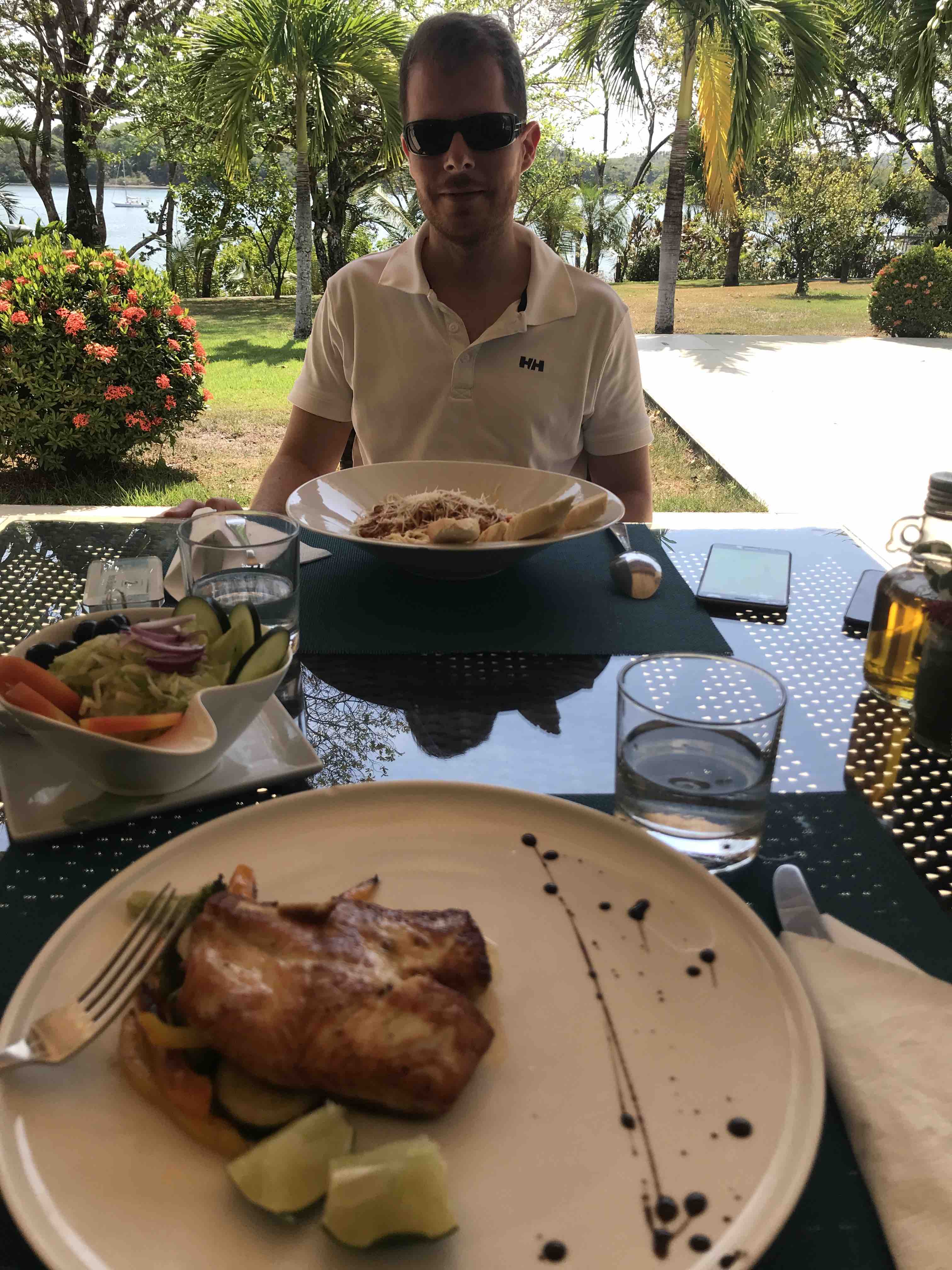 foto en el restaurante, se ve la mesa y los platos con la comida.
