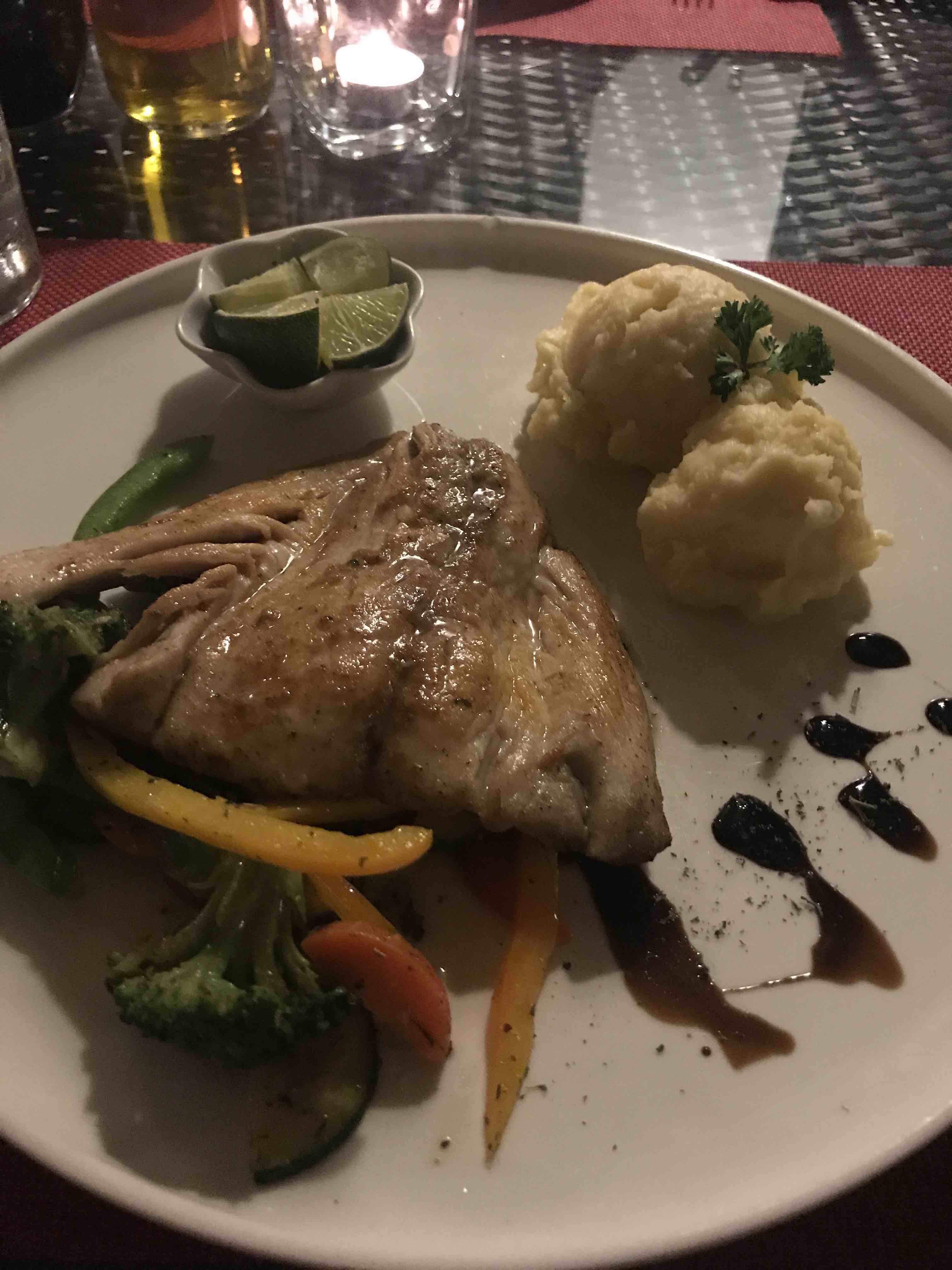 foto del plato, pescado con verduras y puré de patatas
